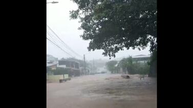 Fuertes aguaceros dejan a personas atrapadas en uno los lugares más poblados del país