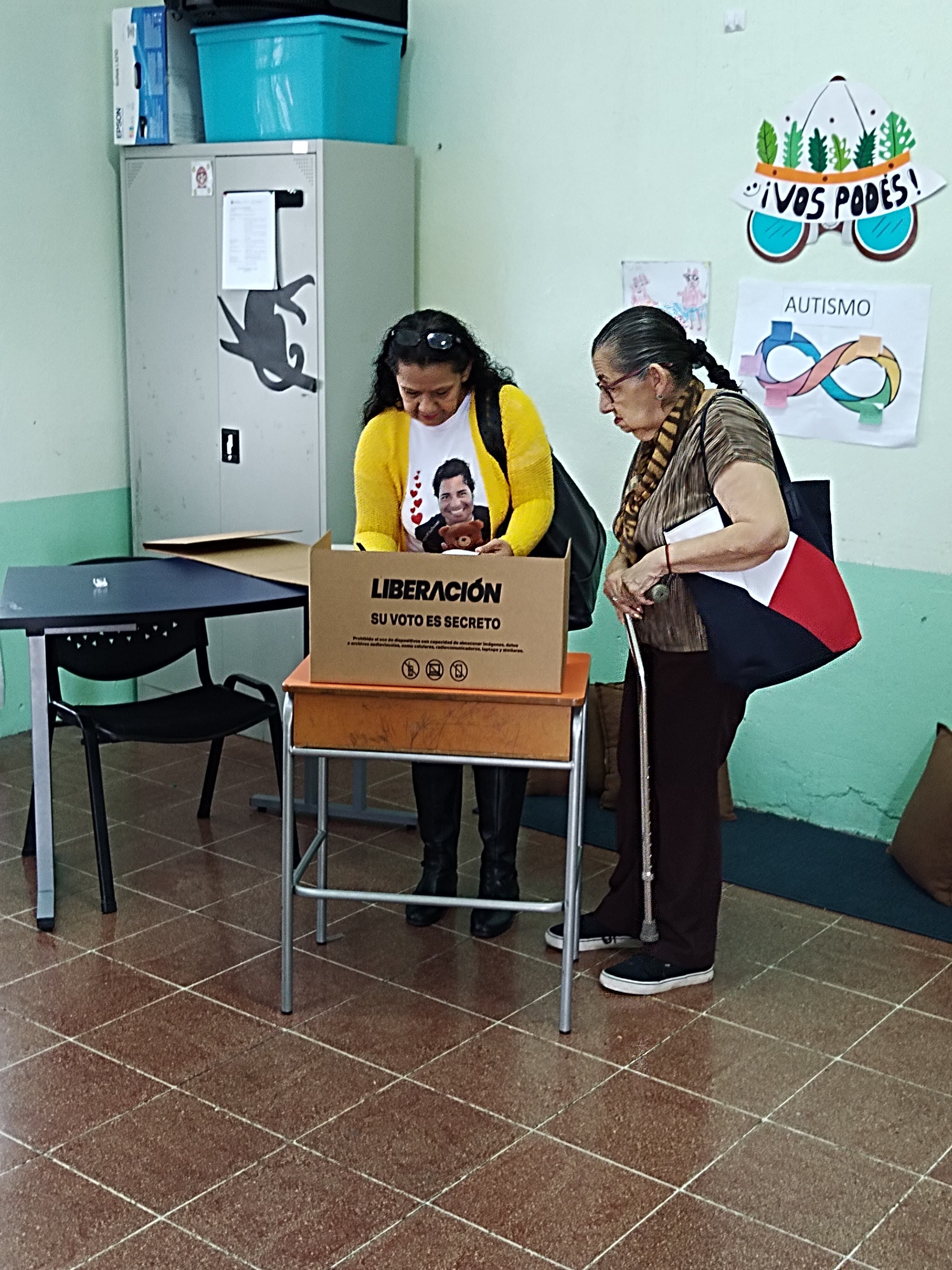 Mitzi Madrigal votó el domingo 6 de abril en la convención interna de Liberación Nacional menos 12 de horas después de haber visto a Chayanne en concierto. Votó en la escuela Dante Aligheri de Lourdes de Montes de Oca. En la foto la acompaña su amiga Fiorella Castro.