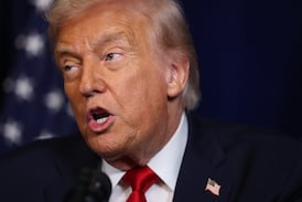 Trump por fin aclaró el misterio de los moretones en su mano, pero lo que reveló inquieta aún más