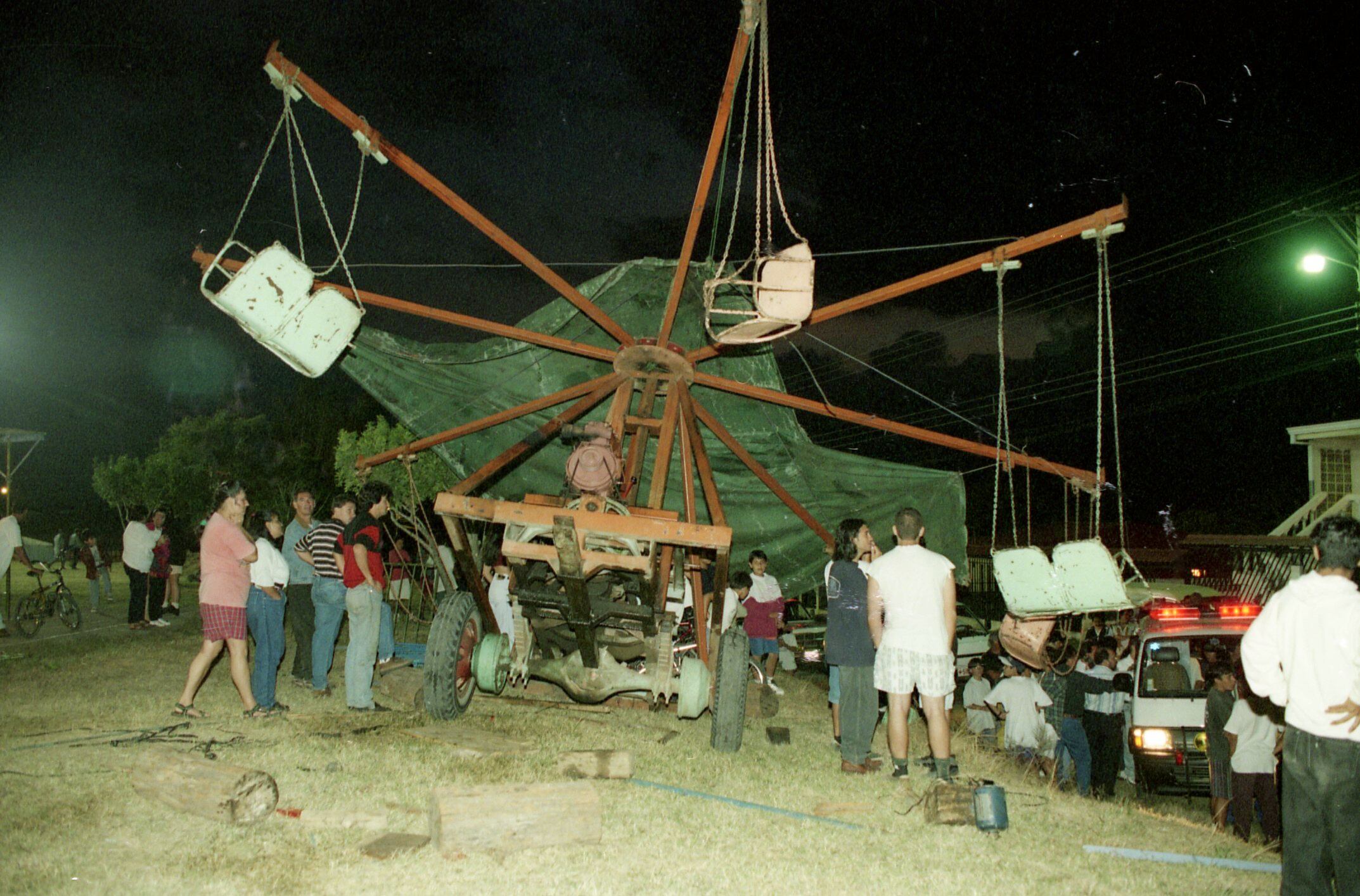 En abril de 1997 once menores de edad resultaron heridos por una falle en el juego mecánico de las sillas voladoras, esto durante un turno en San Miguel de Santo Domingo de Heredia. Foto Archivo.