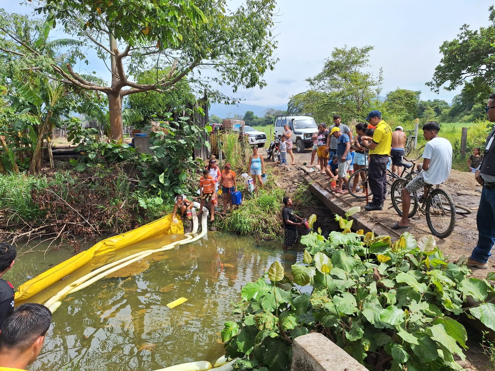 नदीच्या काठावरील अग्निशामक कारंजेमुळे बकरीच्या खाडी, बॅरंका, पँट्रेनसमध्ये डिझेलच्या पाण्याने शोकांतिका होऊ शकते. फोटो: रेसिपी
