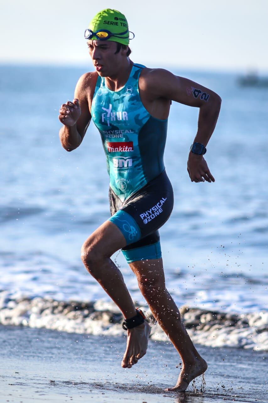 Triatleta salvó a hombre de morir ahogado en Dominical. Foto cortesía Guillermo Mora.