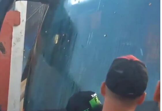 Varios de los huevos lanzados los estrellaron contra el parabrisas del autobús de Liga Deportiva Alajuelense.