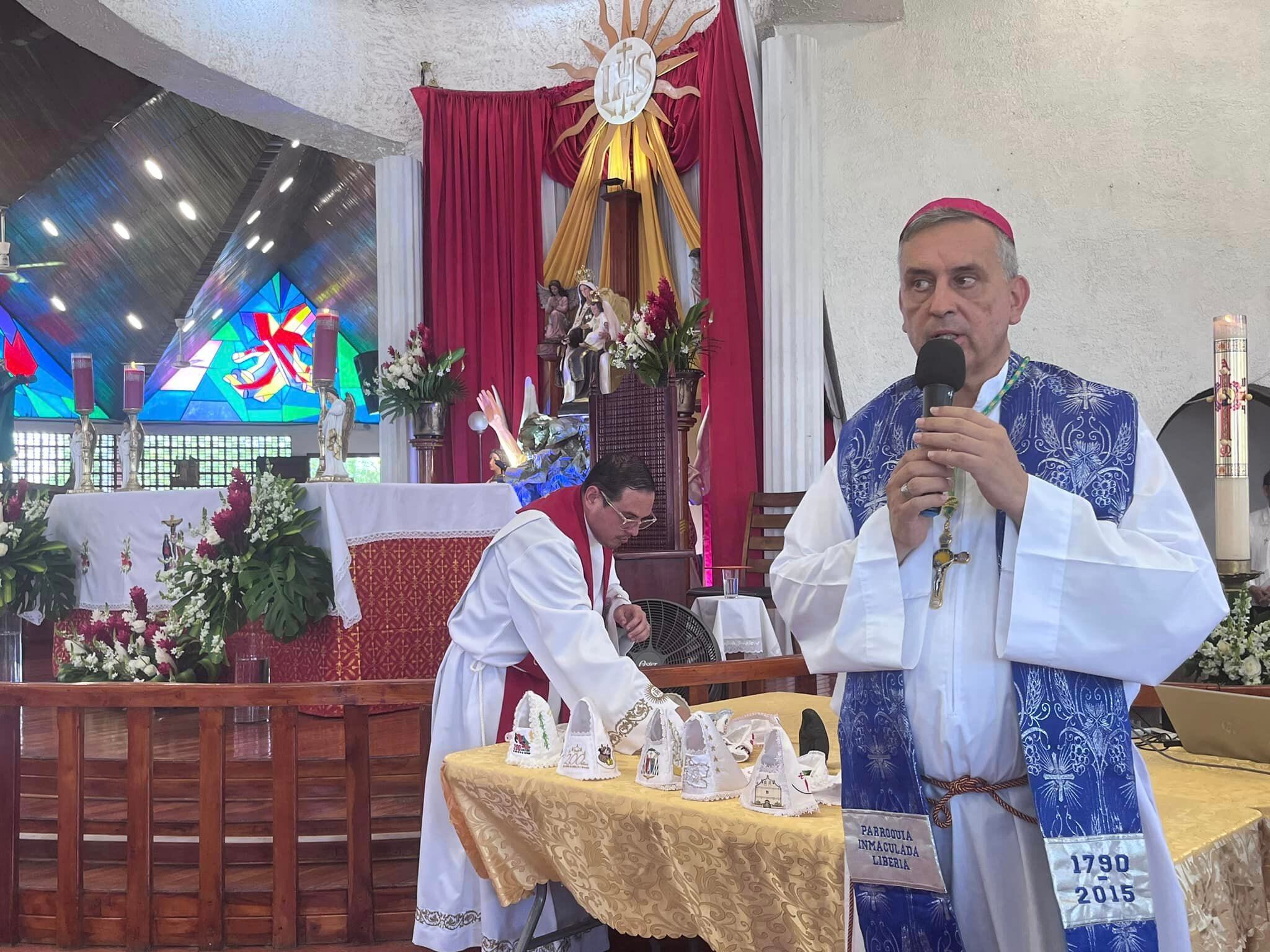 La Diócesis de Tilarán - Liberia seleccionó los 5 trajes que estarán a disposición de las autoridades de la Basílica de los Ángeles, para la vestición de la Virgen de los Ángeles.