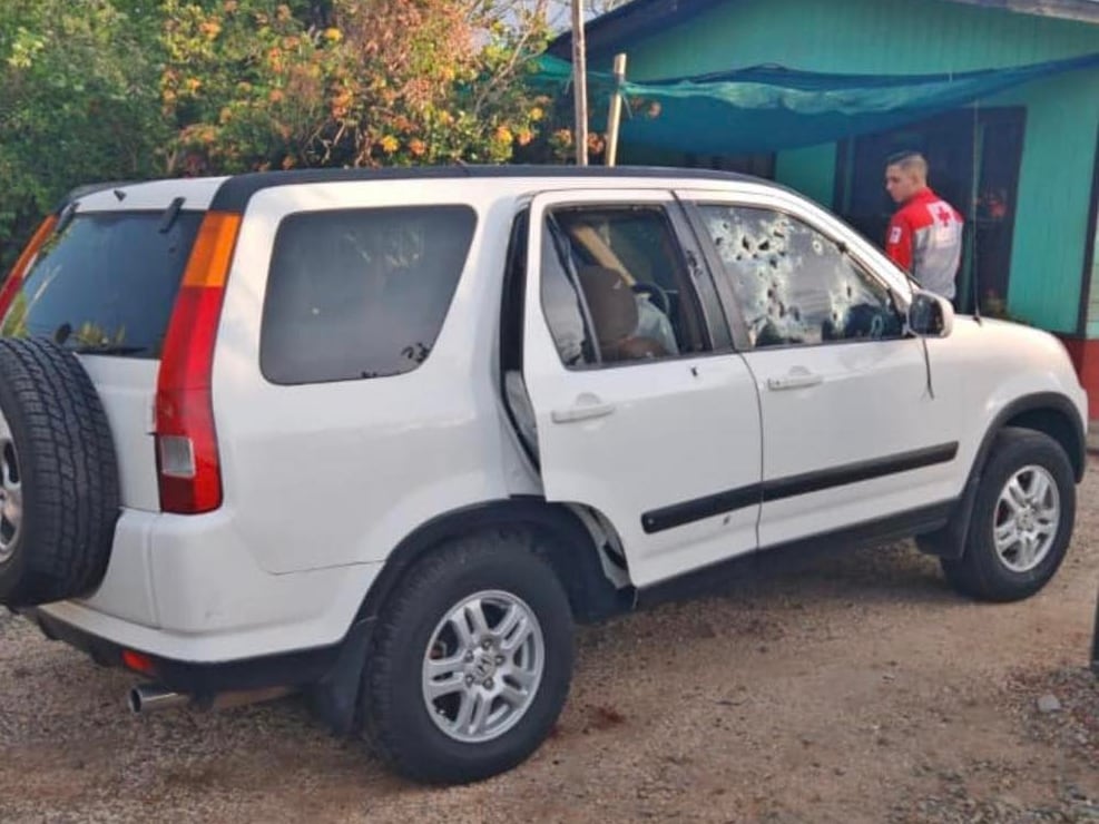 Un niño y su papá de nombre Roger Rosales Rodríguez, de 41 años fueron asesinados dentro de un carro en Espíritu Santo de Esparza, en Puntarenas, el viernes 24 de abril del 2026. Foto: Tomada de Noticias Red CR