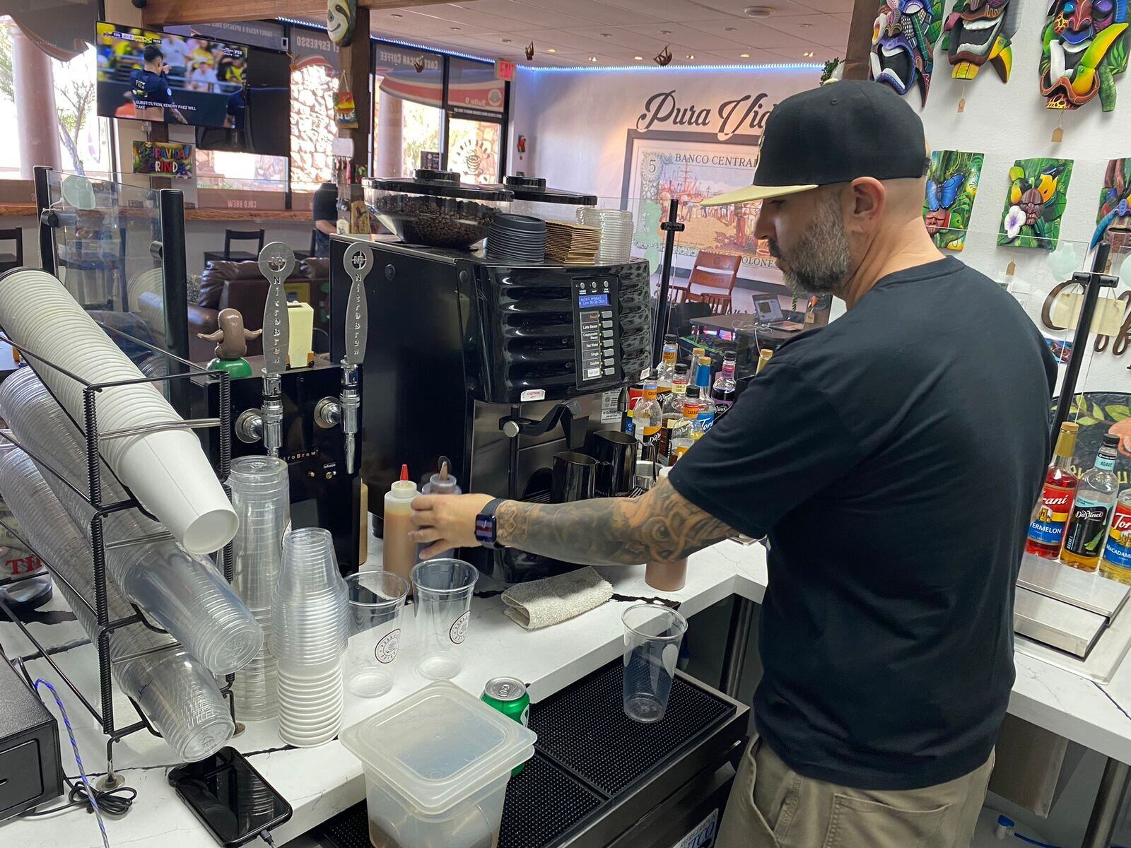 En cuestión de minutos le preparan un buen café tico.