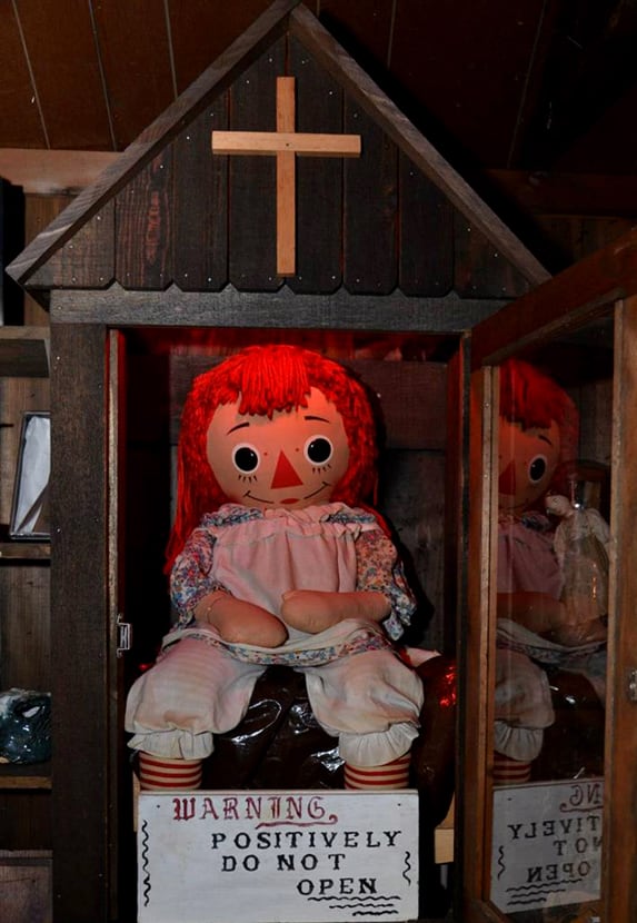 El sacerdote canadiense Platón Angelakis, quien fue ordenado sacerdote católico ortodoxo con los Oblatos de Santa Teresa en Wisconsin en 1999, es quien bendice dos veces al mes a la muñeca maldita Annabelle en el Museo de lo Oculto de los Edward y Lorraine Warren (ya fallecidos) en Estados Unidos.