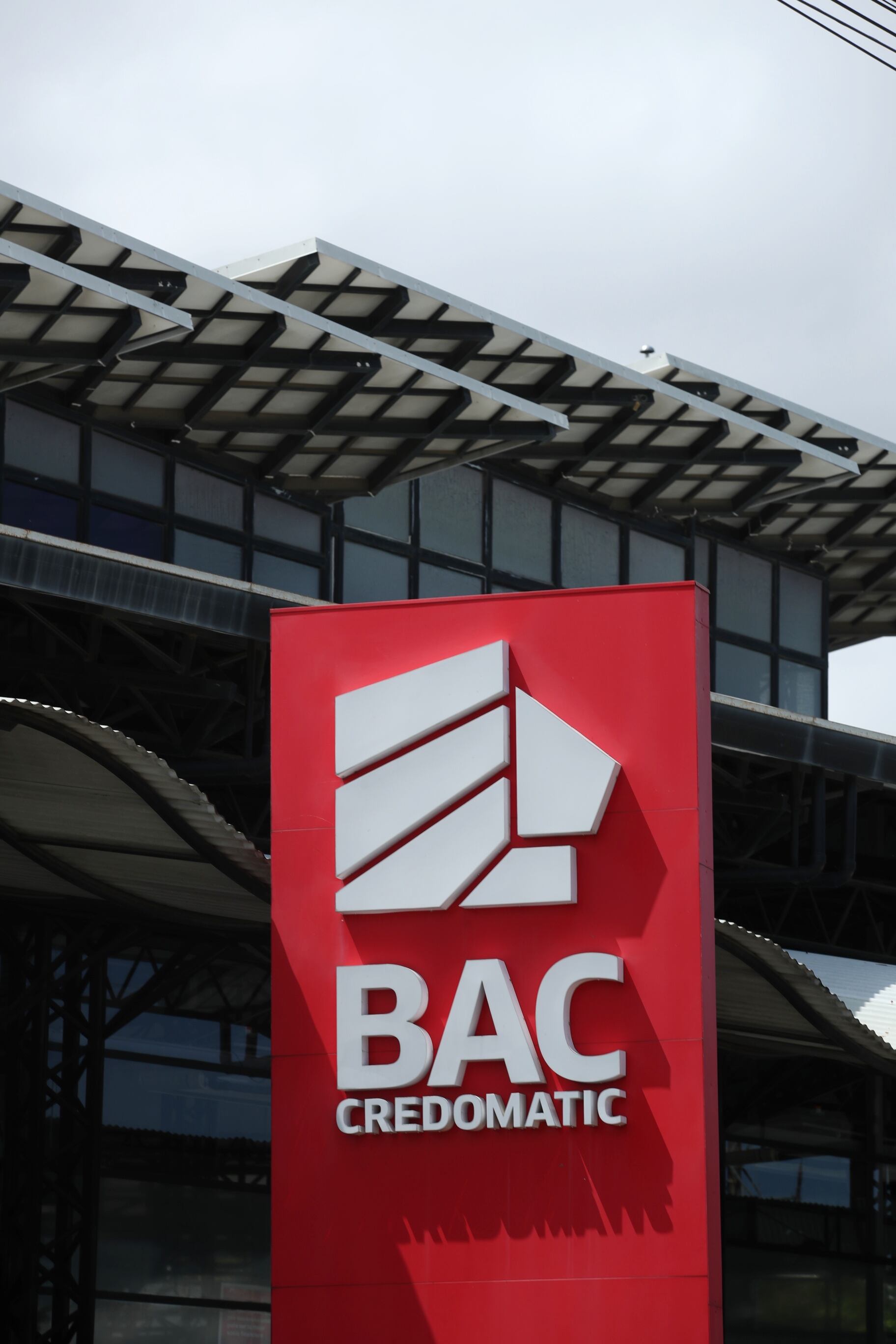 13/02/2024/ recorrido por bancos. Diferentes ángulos de sus fachadas / en la imagen BAC San José de la rotonda de la bandera, imágenes de la sucursal, instalaciones y cajeros / Foto John Durán