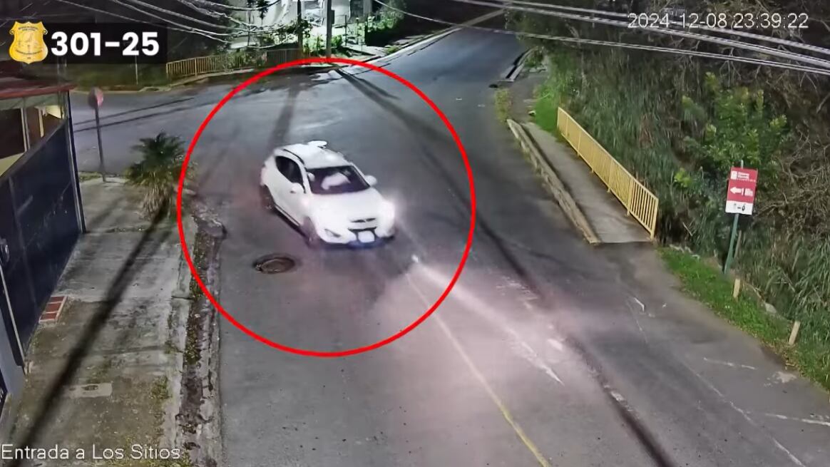 Un carro 4x4, blanco estaría vinculado con un sangriento hecho que ocurrió en La Trinidad de Moravia, San José. Foto: OIJ