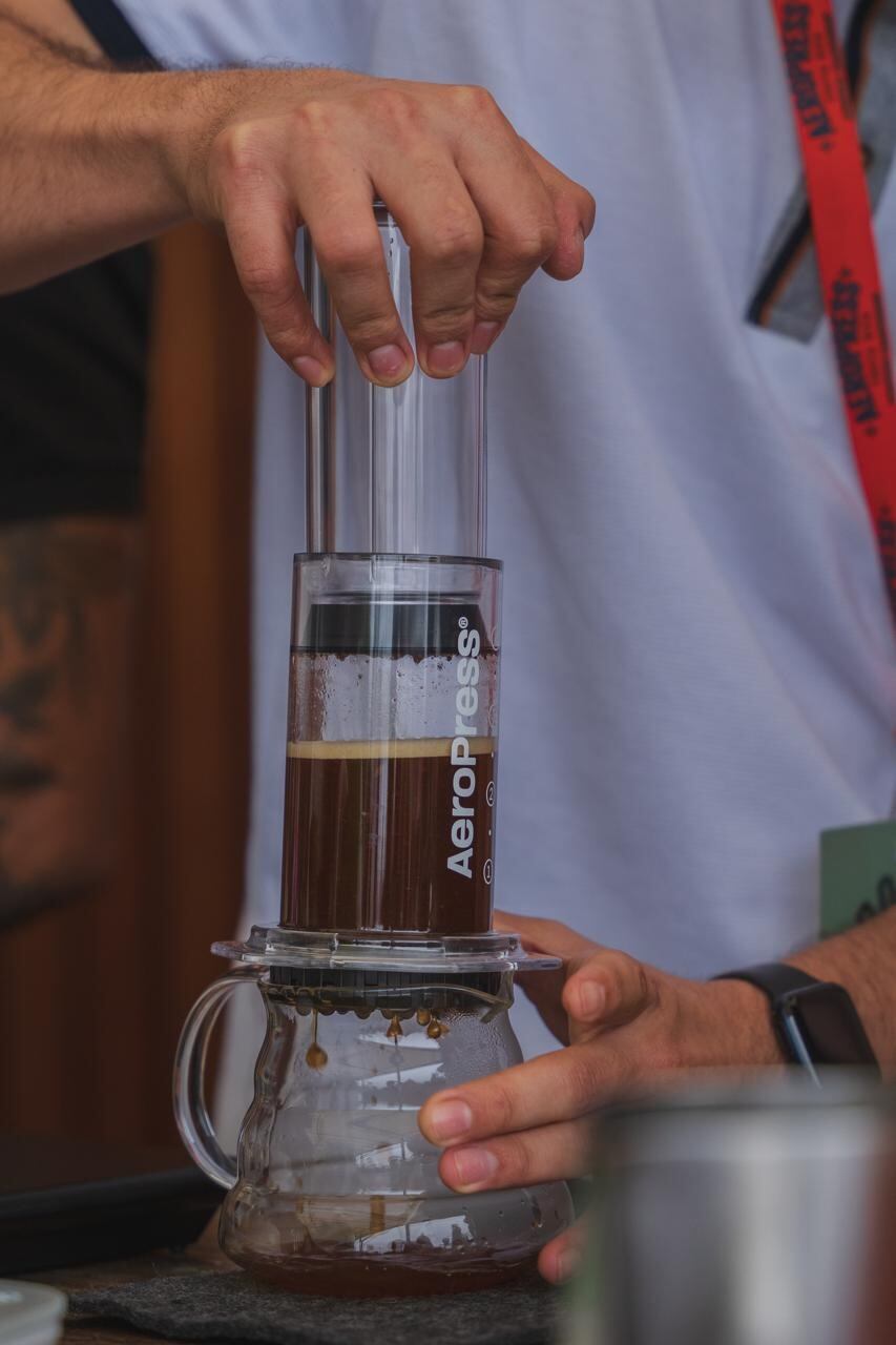 El barista acosteño, Randall Gamboa Quesada de 24 años de edad, ganó el título nacional de Aeropress y también un tiquete al Mundial de Aeropress Portugal 2024, el cual será entre el 19 y el 21 del próximo setiembre, participando 60 países.