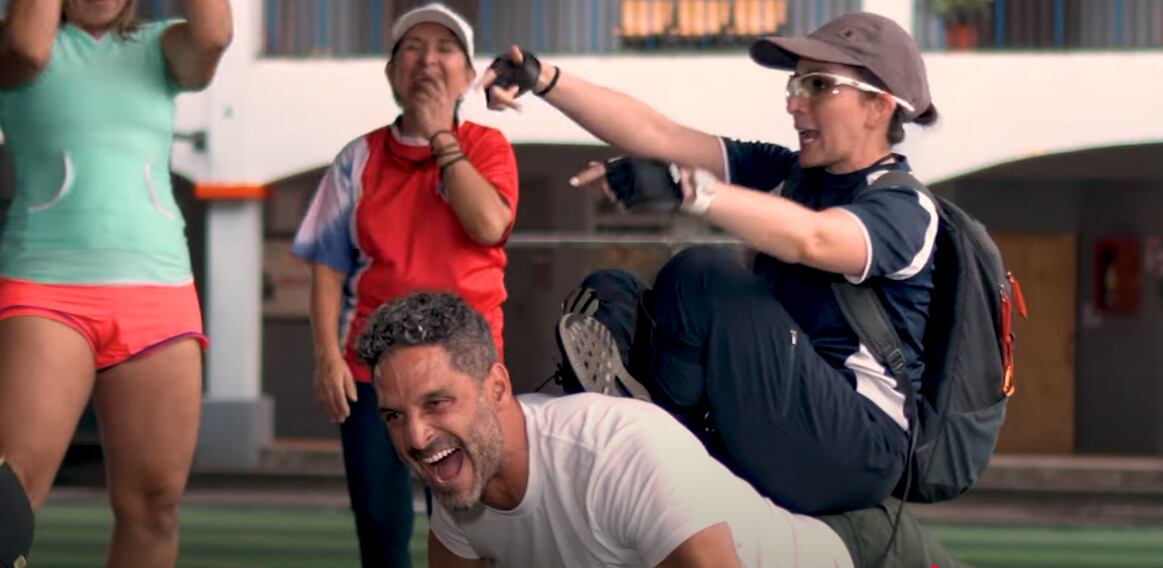 A Bismarck Méndez le tocó hacer una de las cosas que más le gusta en el primer video musical de Marta Emilia, personaje de Natalia Monge que debutó oficialmente en la música este viernes.