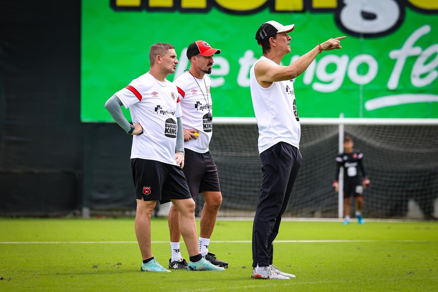 Alexandre Guimaraes, Juliano Fontana y Martinho do Prado están contentos con cómo marcha la pretemporada de Liga Deportiva Alajuelense.
