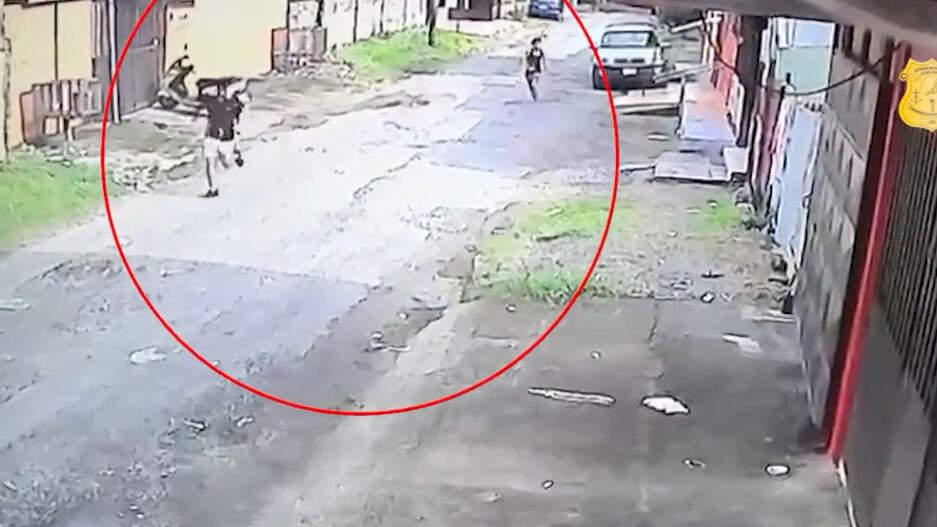 Dos muchachos armados y que habrían cometido una tentativa de homicidio quedaron grabados, ellos son buscados por el OIJ de Puntarenas. Foto: OIJ