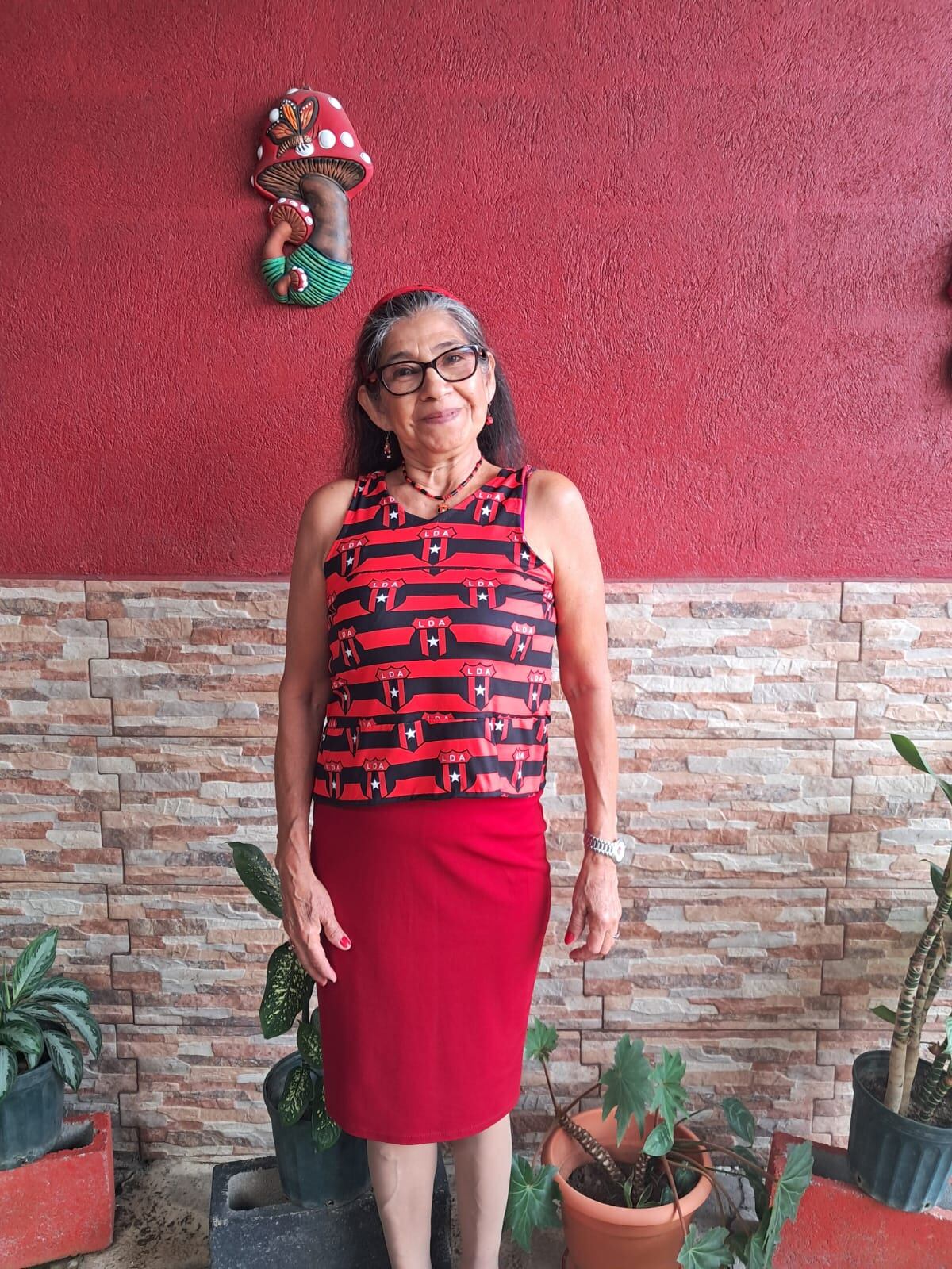 Mercedes Reyes, aficionada de Alajuelense fue a la asamblea con un vestido de la Liga