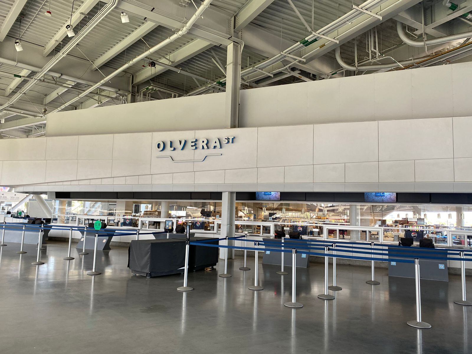 Los aficionados se pueden dar gusto en escoger dónde ir a comer dentro del estadio.