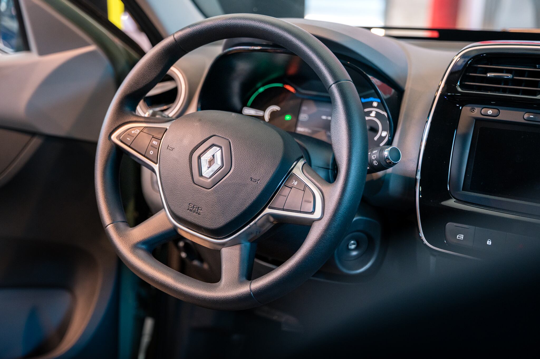 Renault eléctrico, es el KWID-E-TECH el cual nos sedujo porque lo están vendiendo en 16 mil dólares, eso son 8 millones de colones.