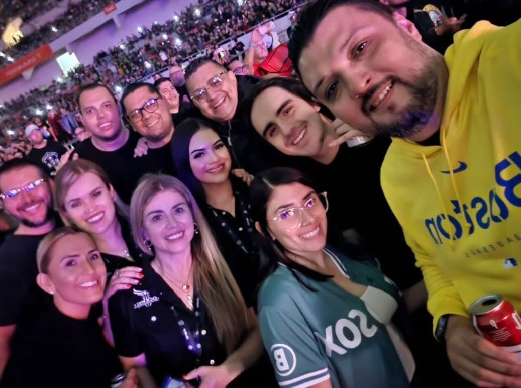 Christian Sandoval también se encontró con unos amigos en el concierto.