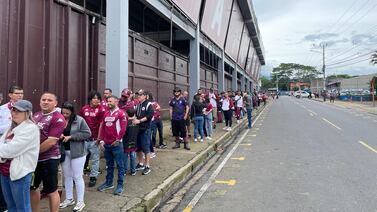 Aficionados del Monstruo hacen una enorme fila para ver el partido de Los Saprissa