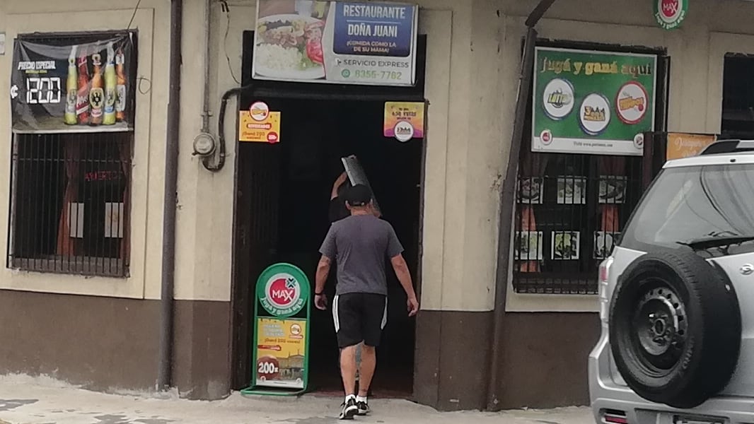 En el Restaurante Doña Juani, frente a la muni de San José, se vendió el pasado 10 de junio el lotto que un día después le dio 247,8 millones de colones a una muchacha de 24 años que creyó que se había pegado solo diez mil colones, pero en el restaurante le dijeron que eran millones lo que había ganado.