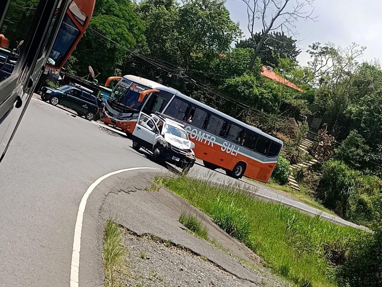 Tres personas fueron llevadas en condición crítica por un choque en Mora