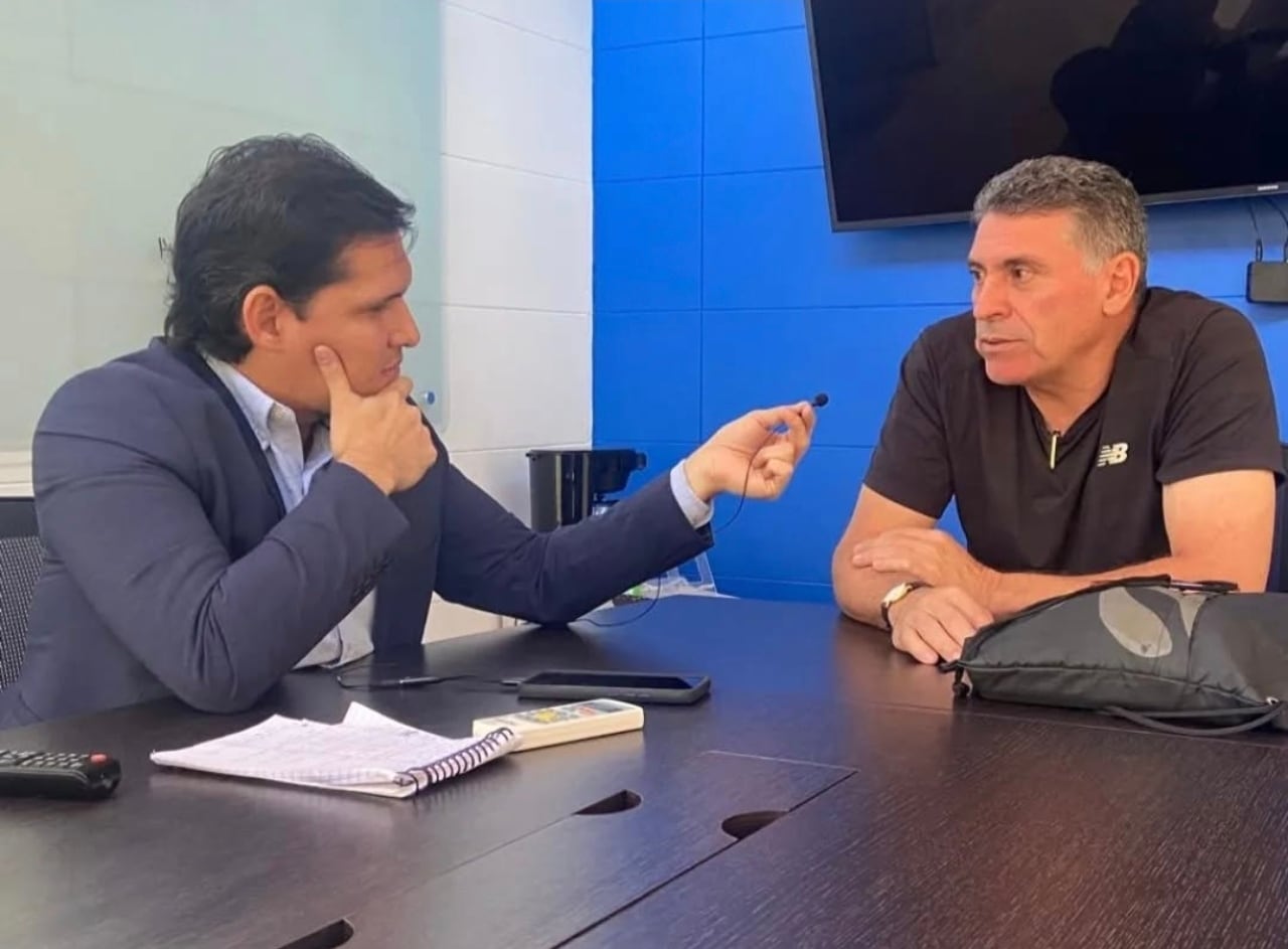 चॅनल 8 वर फुटबॉल अल दिया मधील क्रीडा पत्रकार जोस पाब्लो अल्फारो रोजास.