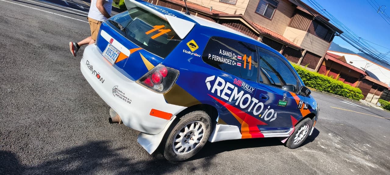 Albín Sandí afinó su Honda Civic 2002 para competir con todo.