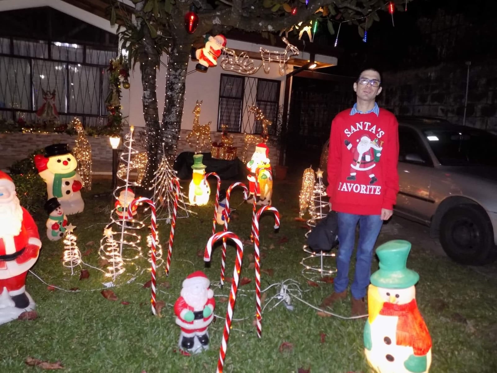 En San Rafael de Heredia, hay un tico que no espera a diciembre para sentir la Navidad. Davis Jesús Rodríguez Hernández, de 37 años, padece autismo y epilepsia, pero eso nunca le ha impedido vivir con ilusión la época más linda del año.