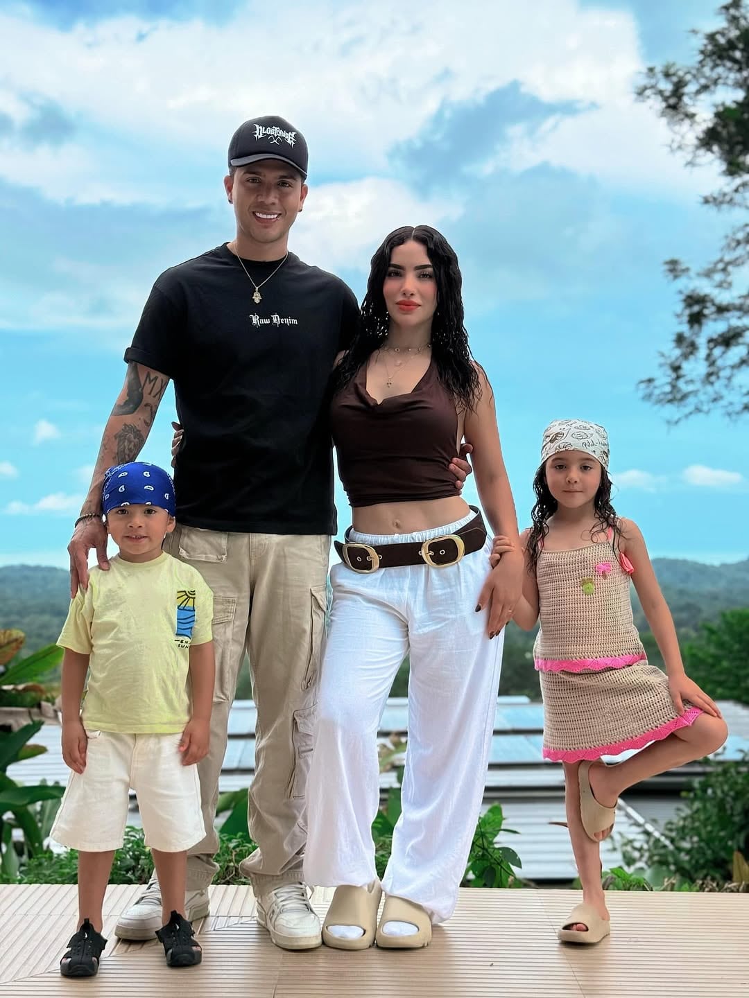 Kimberly Loaiza y su esposo Juan de Dios Pantoja y sus hijos en Costa Rica