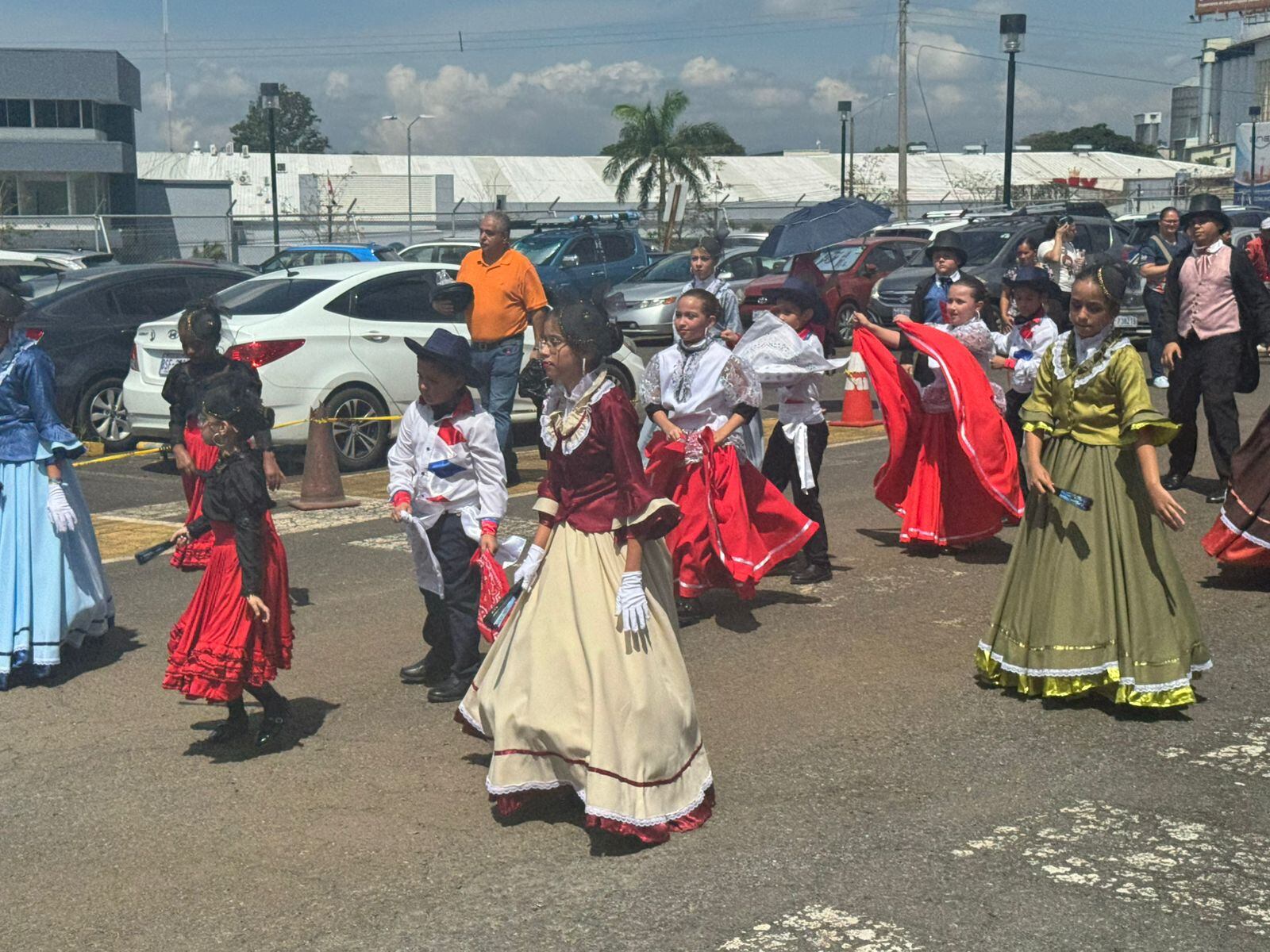 En el Hospital de Alajuela hubo desfile de faroles