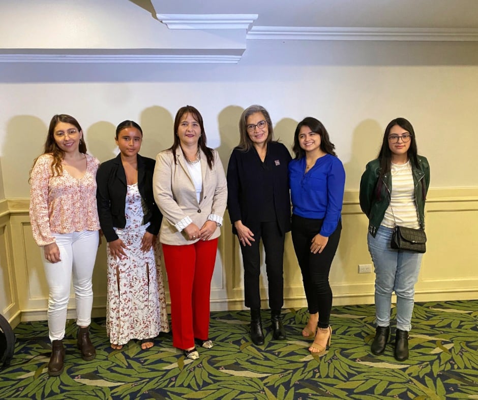 Carolina Alfaro Espinoza es una estudiante limonense que la pulsea bonito para lograr su sueño de alcanzar un título universitario, sin embargo, por más que lo intenta no logra recoger el dinero suficiente para continuar en las aulas universitarias.