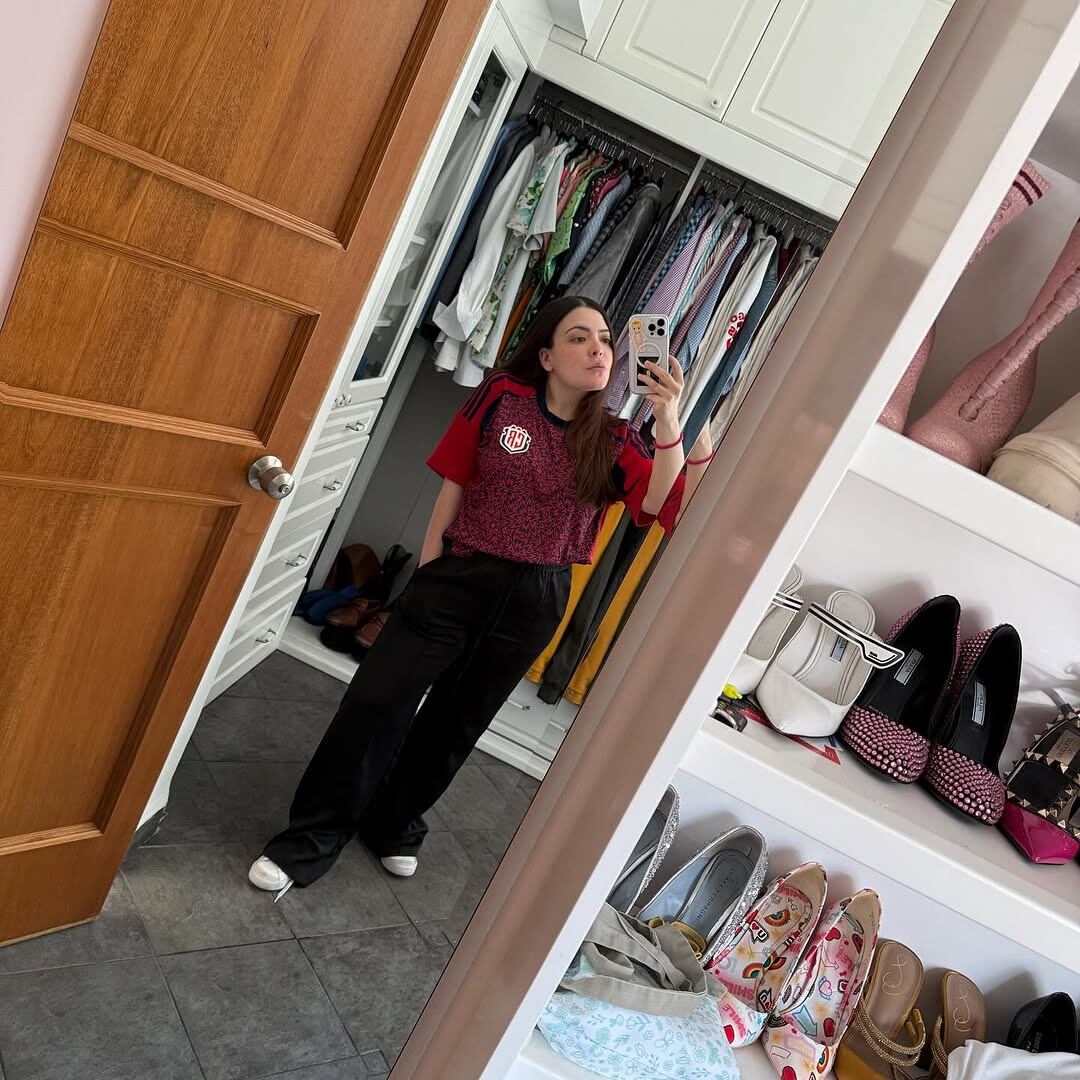 Mishelle luce con orgullo la camisa que le dieron a su papá el día que fue presentado como técnico de la Sele. Instagram Mishelle Herrera.