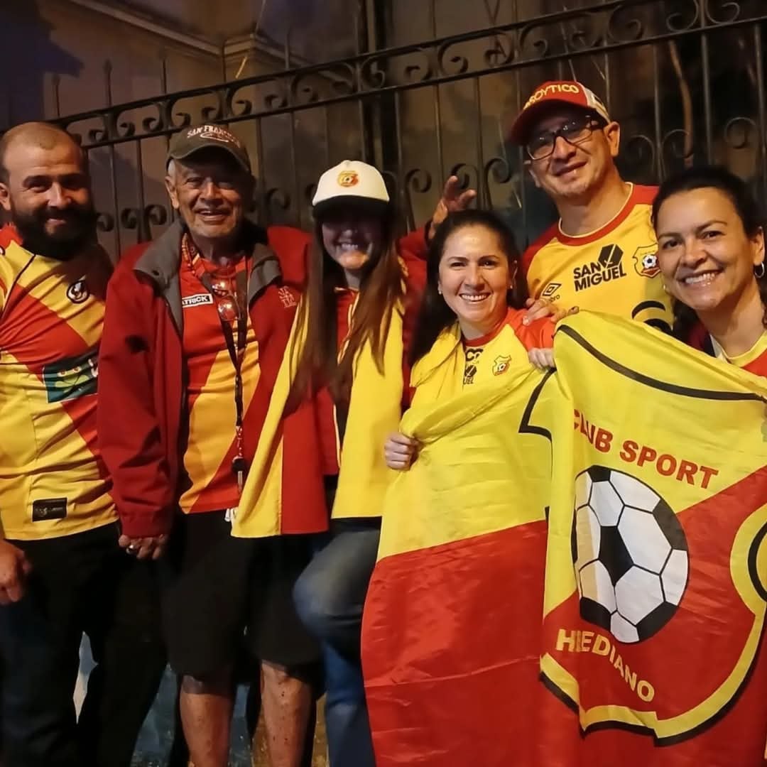 Festejo de los aficionados del Herediano tras ganar el título número 30