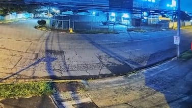 Cámara grabó el inesperado “abrazo” que llenó a mujer de terror en La Uruca