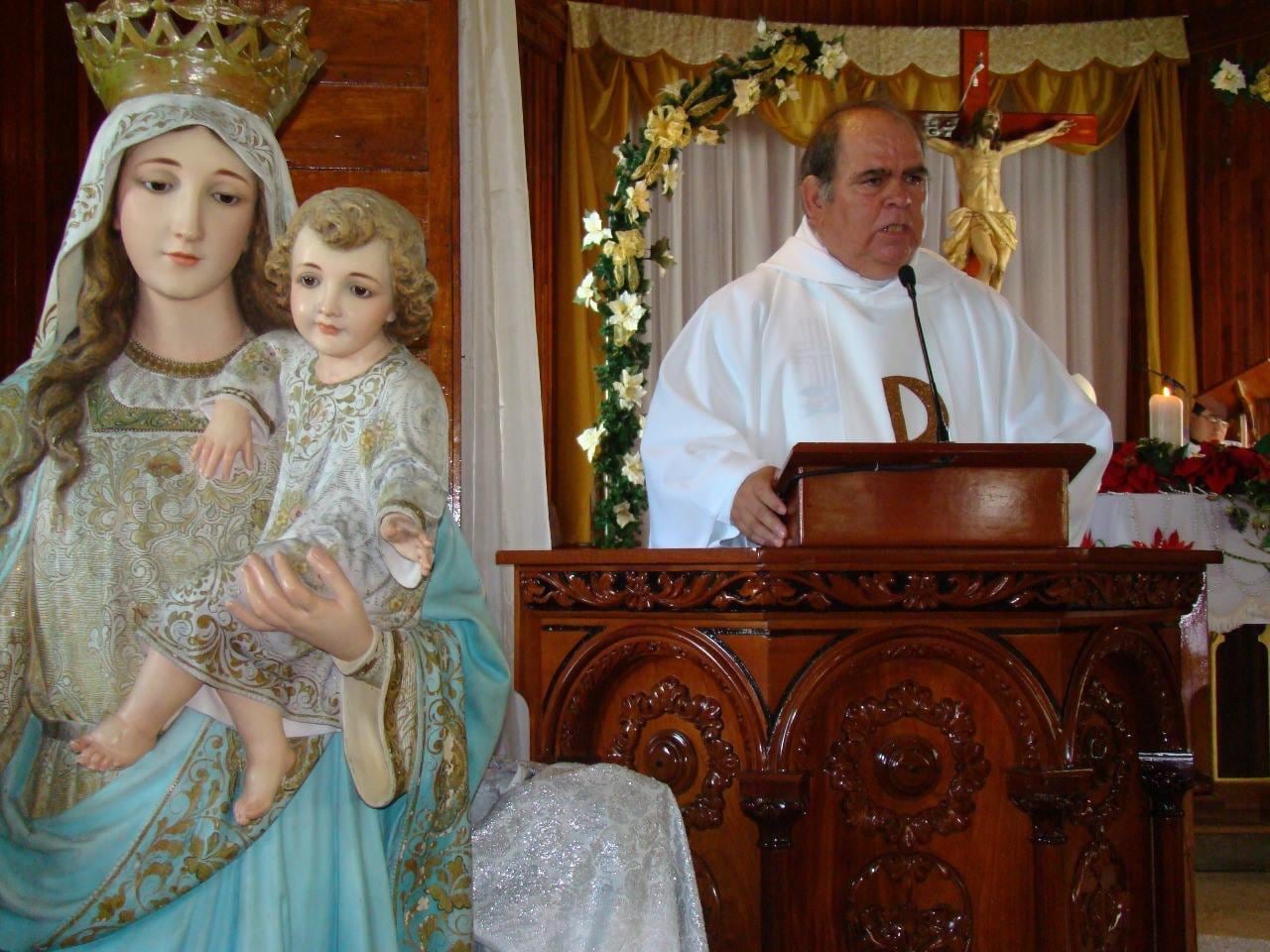 Aníbal Quesada Paniagua se enamoró de Giselle Castillo Lara cuando era un seminarista, se casaron y tuvieron dos hijos, pero un accidente aéreo separó a la familia. Él decidió convertirse en sacerdote para estar cerca de su familia. Foto: Mariluz Castillo para La Teja