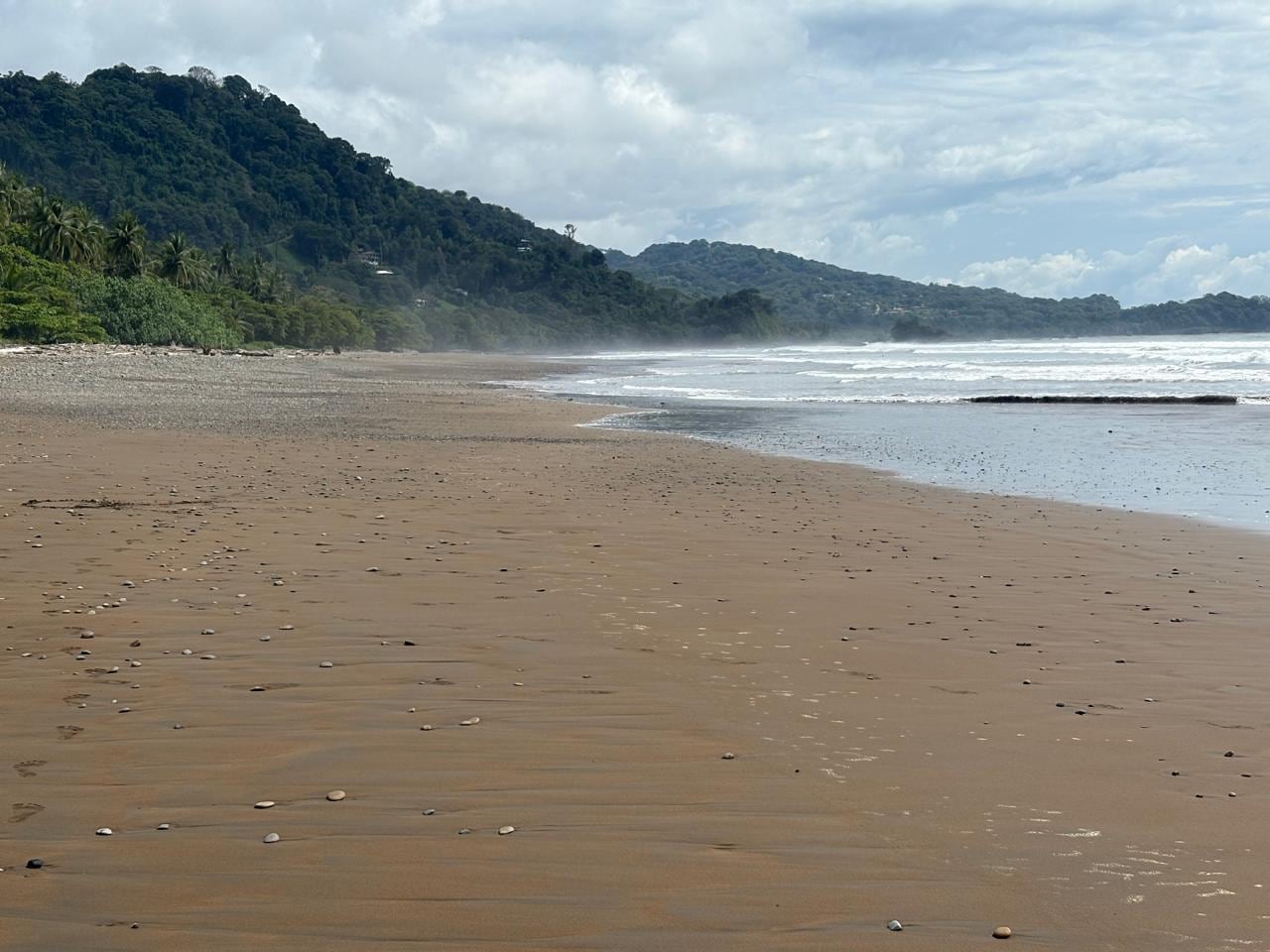 Imagen de la playa Dominical, en el cantón de Osa, Puntarenas.