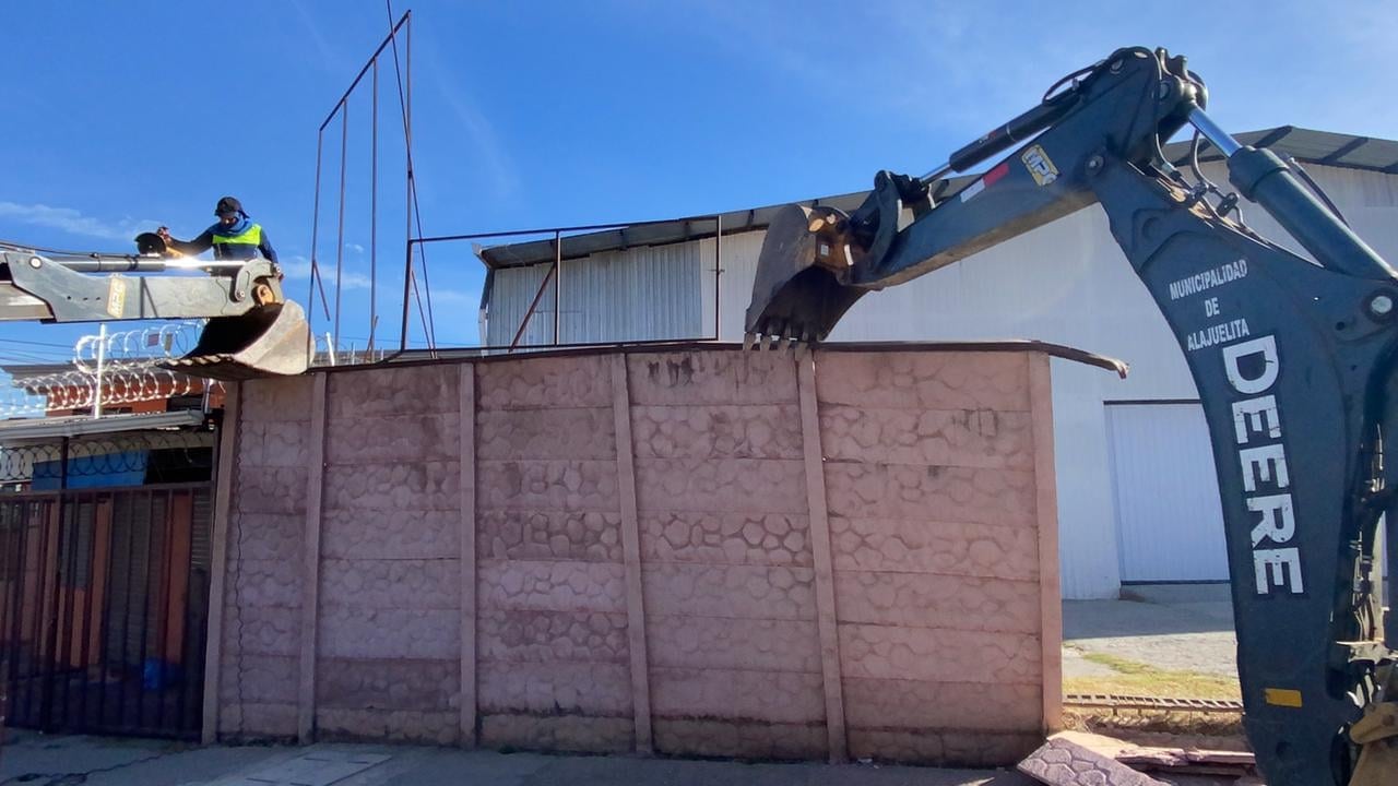 Un capítulo más vivió la bronca entre la iglesia evangélica, Generación de Campeones, del pastor y diputado fabricista, Harllan Hoepelman y la municipalidad de Alajuelita con el alcalde Modesto Alpízar a la cabeza, ya que este 3 de marzo a la propiedad donde está el templo la muni le tiró abajo la tapia del frente de unos 25 metros de largo.