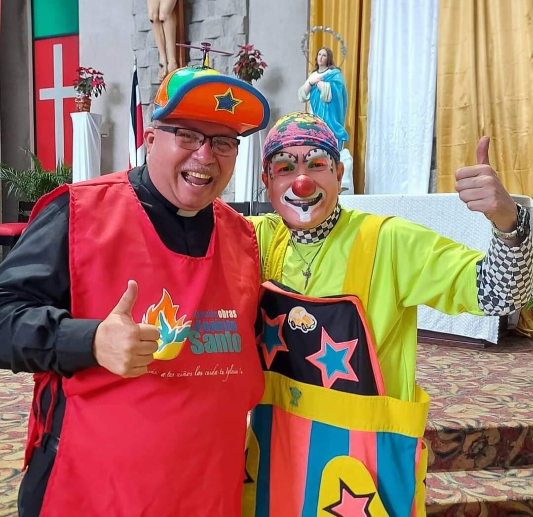 Roy Sánchez Barrantes, un criminólogo de profesión que trabaja en la morgue judicial y tiene 47 años, es también Chisvalín, el payasito evangelizador que alegra las fiestas de Navidad de Obras del Espíritu Santo del padre Sergio Valverde