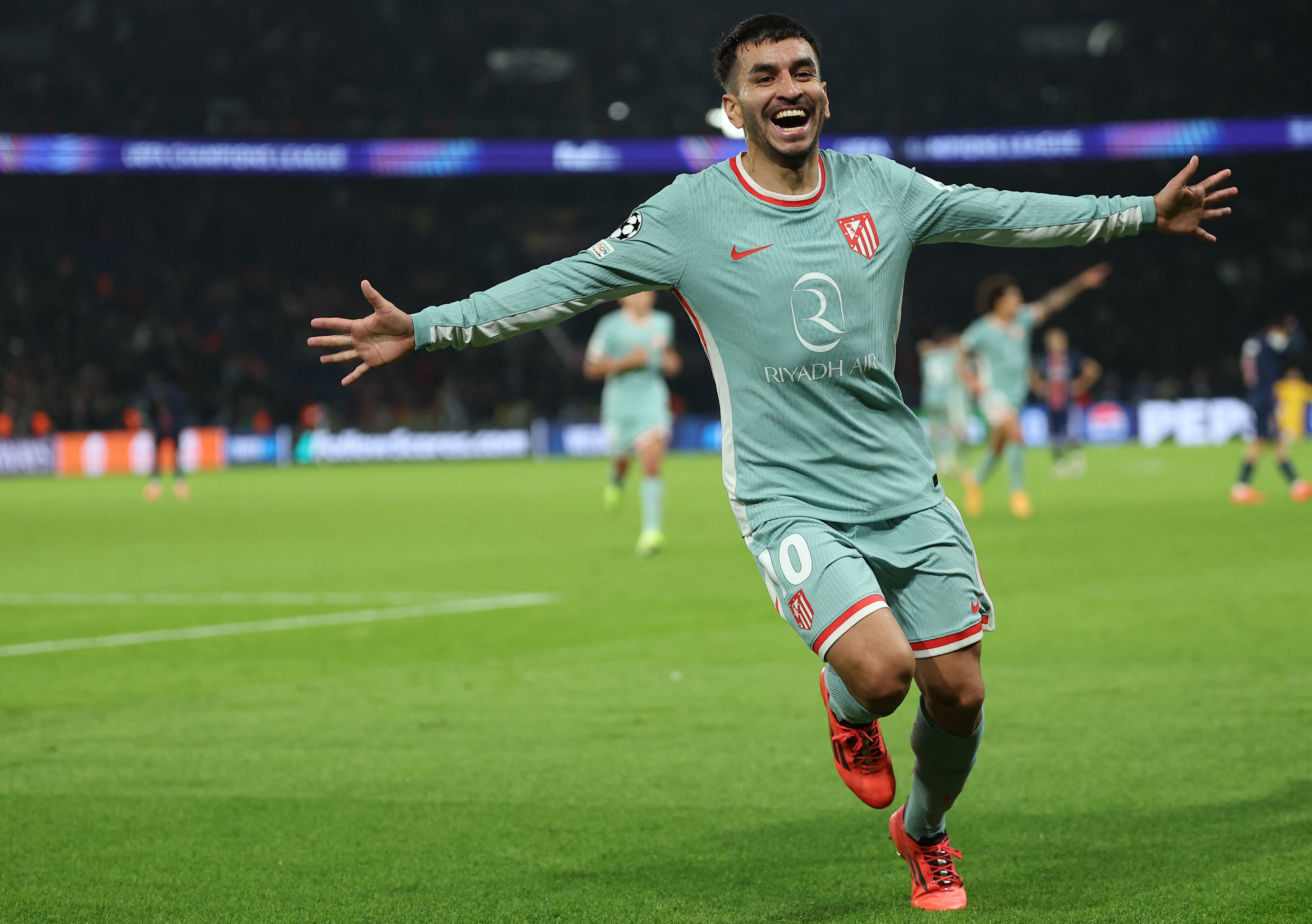 Atletico Madrid's Argentine forward #10 Angel Correa celebrates after scoring his team's second goal during the UEFA Champions League, League phase - Matchday 4, football match between Paris Saint-Germain (PSG) and Atletico Madrid, at the Parc des Princes stadium in Paris on November 6, 2024. (Photo by FRANCK FIFE / AFP)