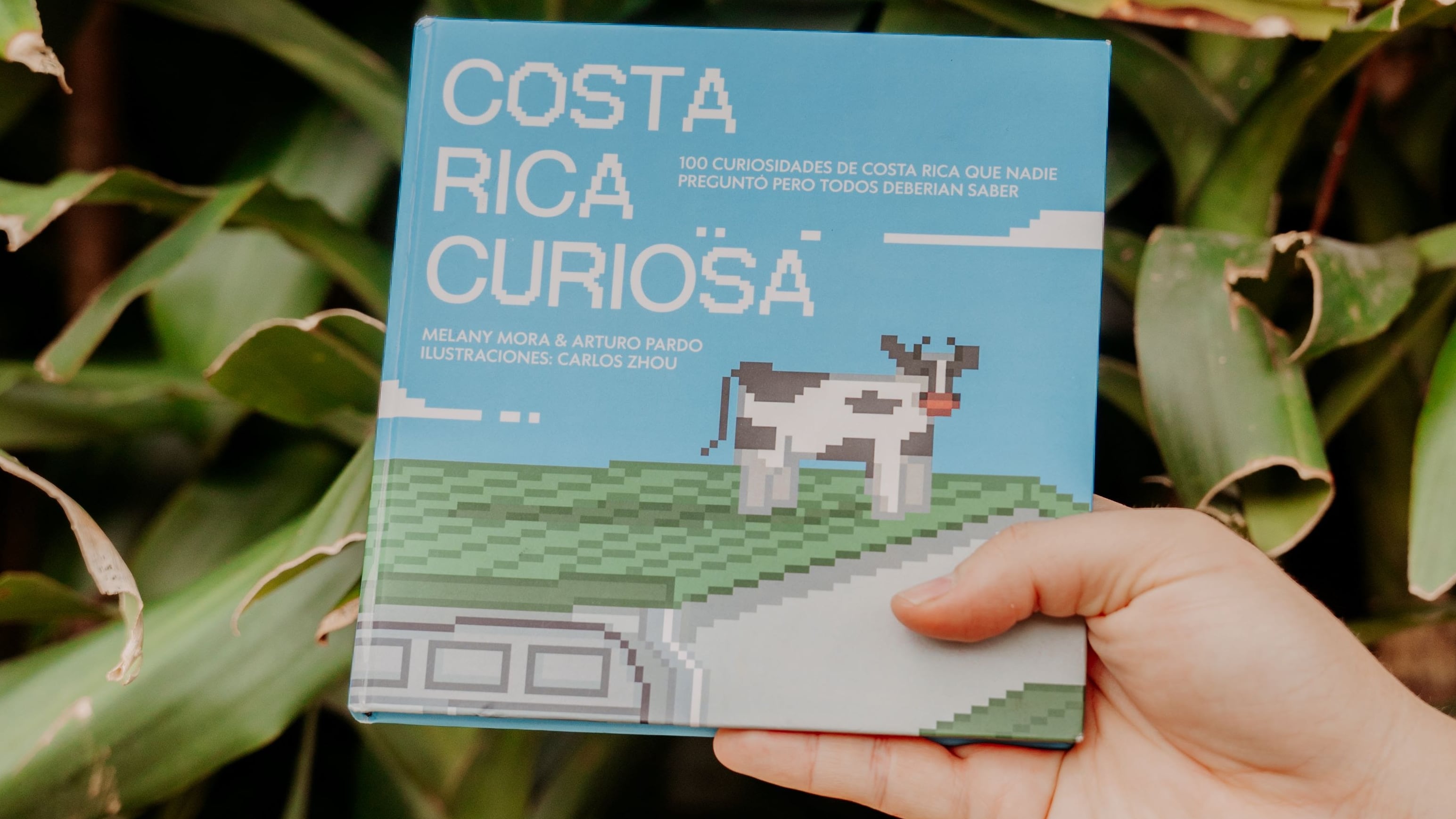 el pasado 19 de febrero, por la noche, se presentó oficialmente el libro “Costa Rica curiosa”, el cual tiene 100 curiosidades sobre nuestro país, en temas como historia, cultura, entretenimiento, deporte, geografía y más. Fue hecho por Melany Mora y Arturo Pardo, con ilustraciones estilo “pixel art” de Carlos Zhou.