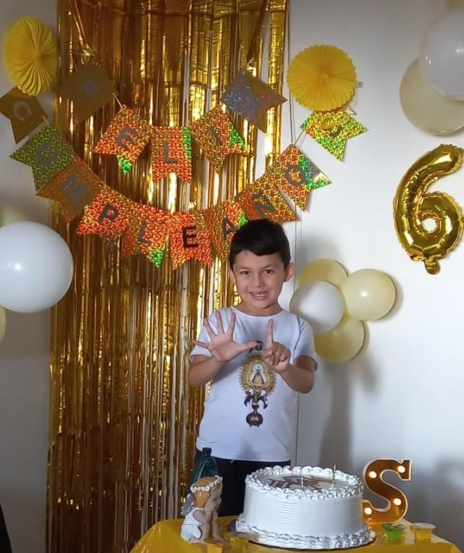 Mientras otros niños de su edad sueñan con ser futbolistas, policías o astronautas, Saúl Víquez Castillo, de apenas 7 añitos, sueña con cantarle toda la vida a la Negrita de los Ángeles.