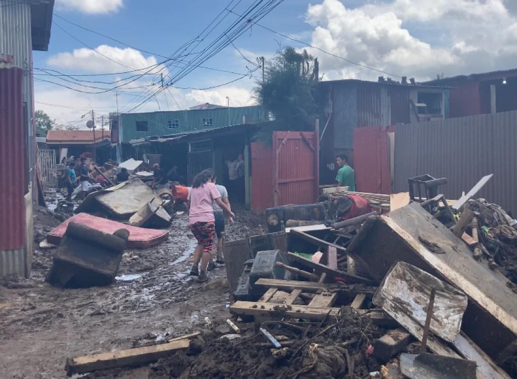 Afectados por inundaciones en Cartago. Foto Silvia Coto.