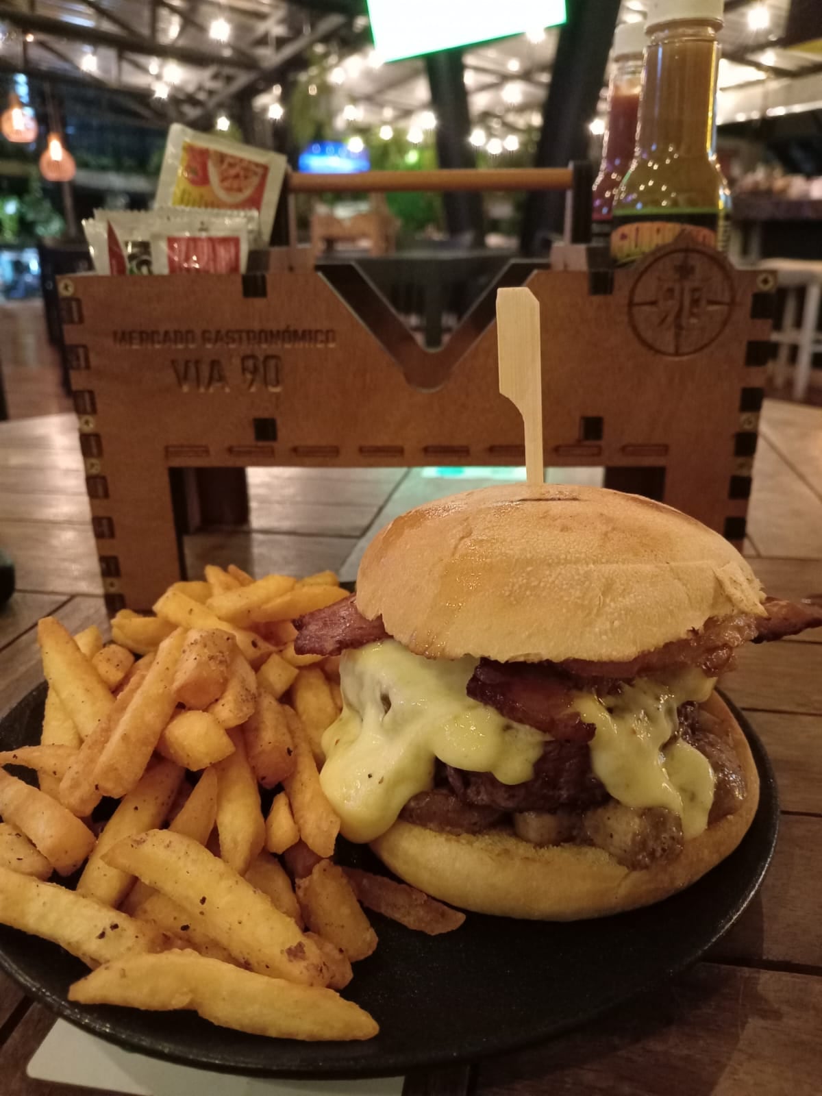 El emprendimiento de hamburguesas de cuatro pulseadores ticos se quemó totalmente el año pasado en un incendio. A pesar de que tuvieron que renunciar al sueño del negocito, pronto se levantaron y volvieron a emprender
