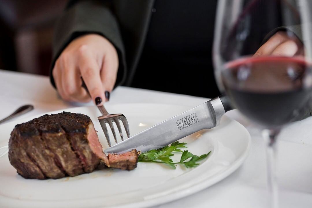 A la doctora Ávila le encantan las carnes de The Capital Grille, un restaurante ubicado en Santa Ana. Instagram.