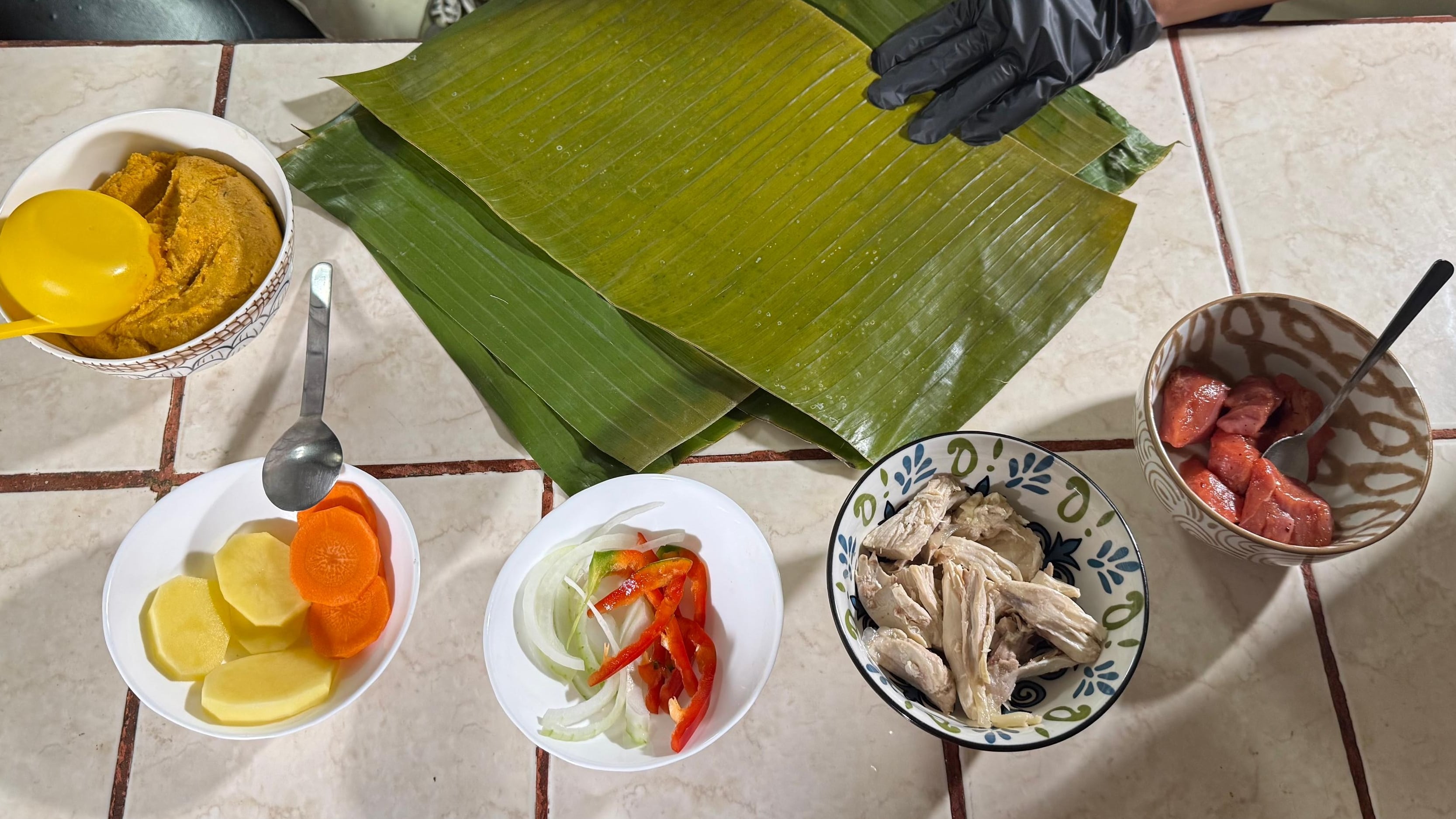 Doña Luisa Urbina nos abrió las puertas de su casa para compartir un sabroso tamal en nuestro tercer capítulo del “Cazador de tamales”. Nos fue excelente porque probamos una cuchara que tiene como principal ingrediente el amor.