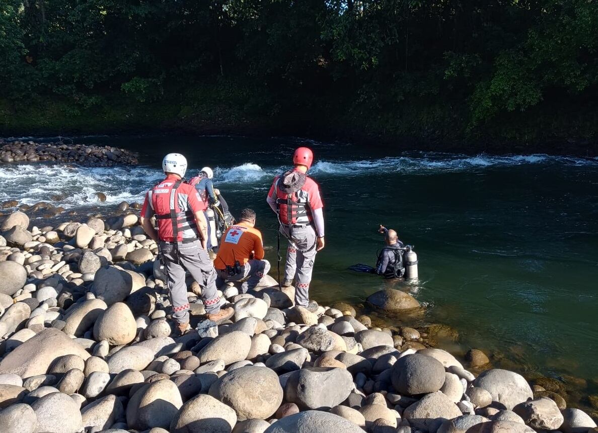 El cuerpo del menor fue ubicado a eso de las 8 a.m. de este martes. Foto Cruz Roja.