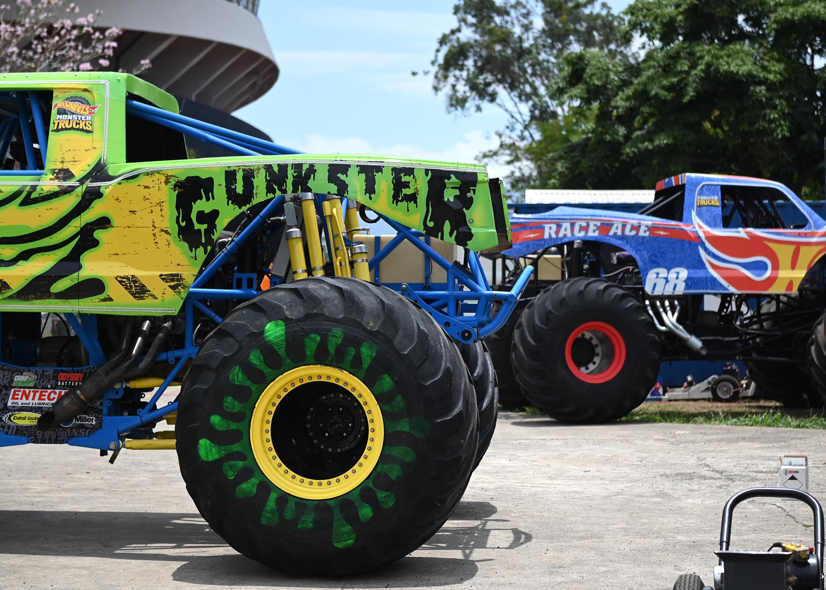 25 de abril del 2025. Estadio Nacional, La Sabana. 10:00 hrs. Preparativos para el show HotWheels Monster Trucks Glow and Fire en la gramilla del Estadio Nacional. Maquinaria pesada realiza movimientos de tierra creando las rampas que los pilotos de monster trucks usarán durante los diferentes shows que ofreceran los días viernes, sábado y domingo de abril.  En la foto: Algunos pilotos fueron entrevistados y se documentaron detalles de los vehículos y de los trabajos que realiza la maquinaria pesada. El Danny CR posa para la foto. Foto: Albert Marín. para la Teja.