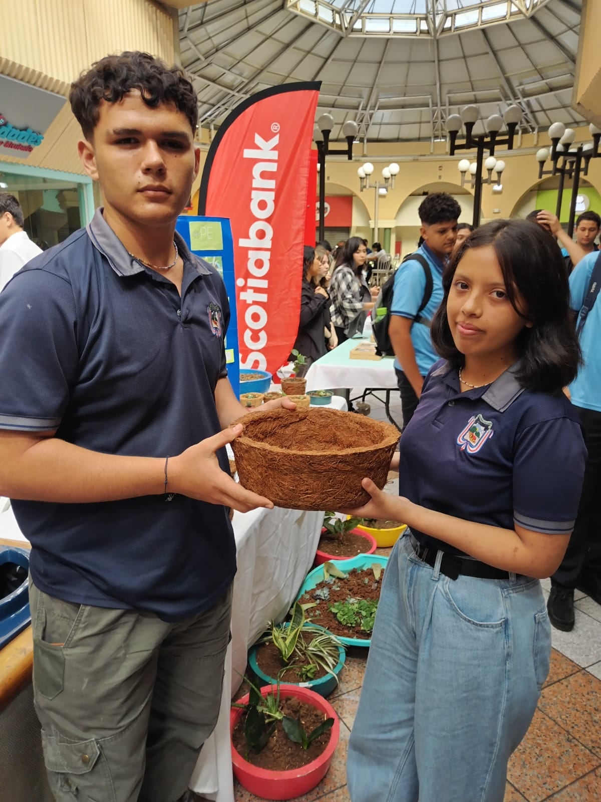 Feria del Producto, durante la cual un segundo grupo de estudiantes de cuarto, quinto y sexto año de secundaria expondrán los productos y servicios de 26 empresas junior -a pequeña escala- desarrolladas gracias al programa La Compañía. El sábado 26 de agosto del 2023. El sábado 26 de agosto del 2023. En la foto, Jesús González Arrieta y Nayeli Abarca Blanco del Liceo Rural de San Joaquín de Cutris, en San Carlos