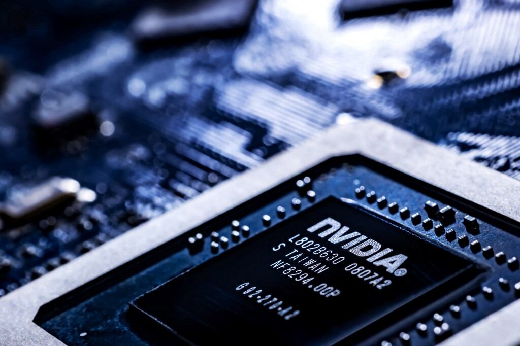 Primer plano de un chip Nvidia en una placa base. La caída de la bolsa de Nvidia se produjo luego del lanzamiento de un modelo de inteligencia artificial desarrollado en China, que pone en duda el liderazgo estadounidense en el sector.