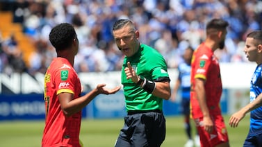 Puntarenas vs Sporting: árbitro tomó una pésima decisión durante el juego y analista le tira con todo