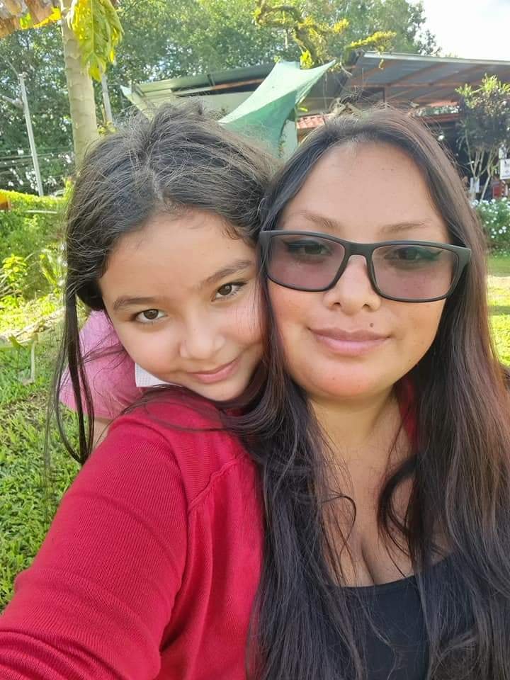 Stephanie Andrea Alvarado Pérez, de 32 años, salvó a su hija Fiorella Gutiérrez, de 13 años, en un incendio en la casa de ellas en Esquipulas de Palmares, Alajuela. Foto: Cortesía para La Teja